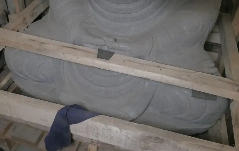 Artikelbild 8 des Artikels “Sitzender japanischer Buddha aus Flussstein in Dhyana-Stellung - Geste der Meditation, H. 112cm “
